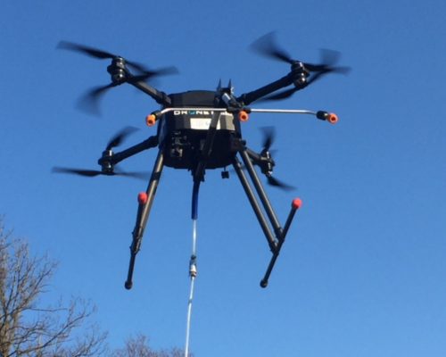 Drone de nettoyage toiture en action